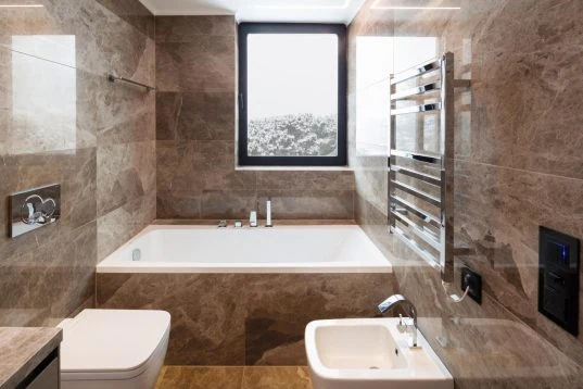 Bad renovieren ohne Fliesen – stilvolle Lösungen für jeden Geschmack 19 Luxurious marble bathroom with window