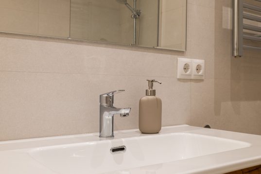 Zwei Steckdosen versetzt