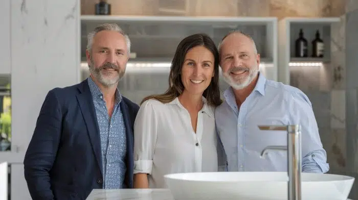 Badsanieren24-Experten mit Kundin im modernen Badezimmer