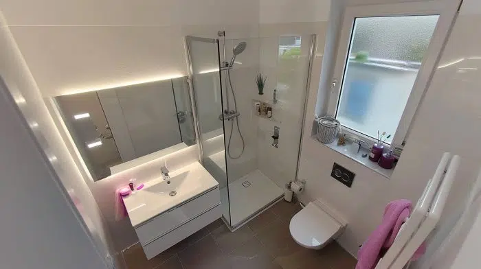 Kleines Bad renovieren: Tipps und Tricks für mehr Platz 11 Spiegel mit indirekter Beleuchtung im kleinen Bad