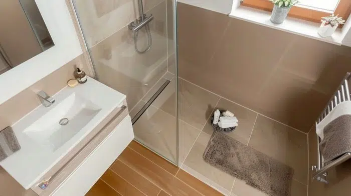 Kleines Bad renovieren: Tipps und Tricks für mehr Platz 13 Bodengleiche Dusche mit großem Einstieg