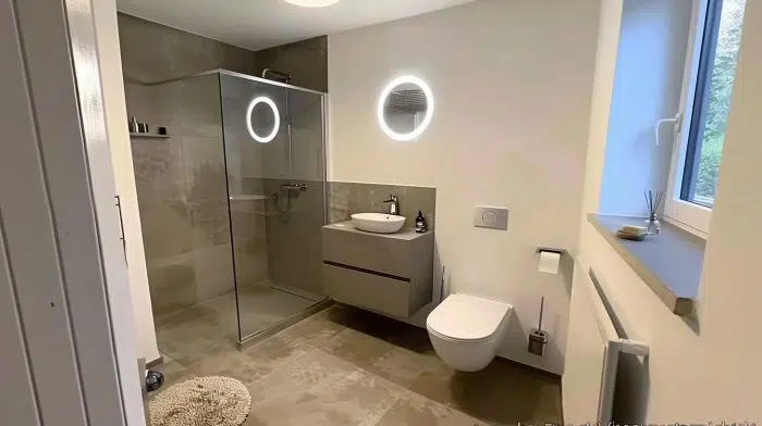 Kleines Bad renovieren: Tipps und Tricks für mehr Platz 10 Kleines Bad mit transparenter Duschabtrennung