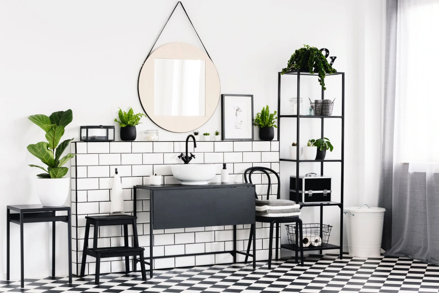 Schwarzes Badezimmer – Moderne Beispiele und Ideen 18 Schwarz weisse Fliesen im Bad