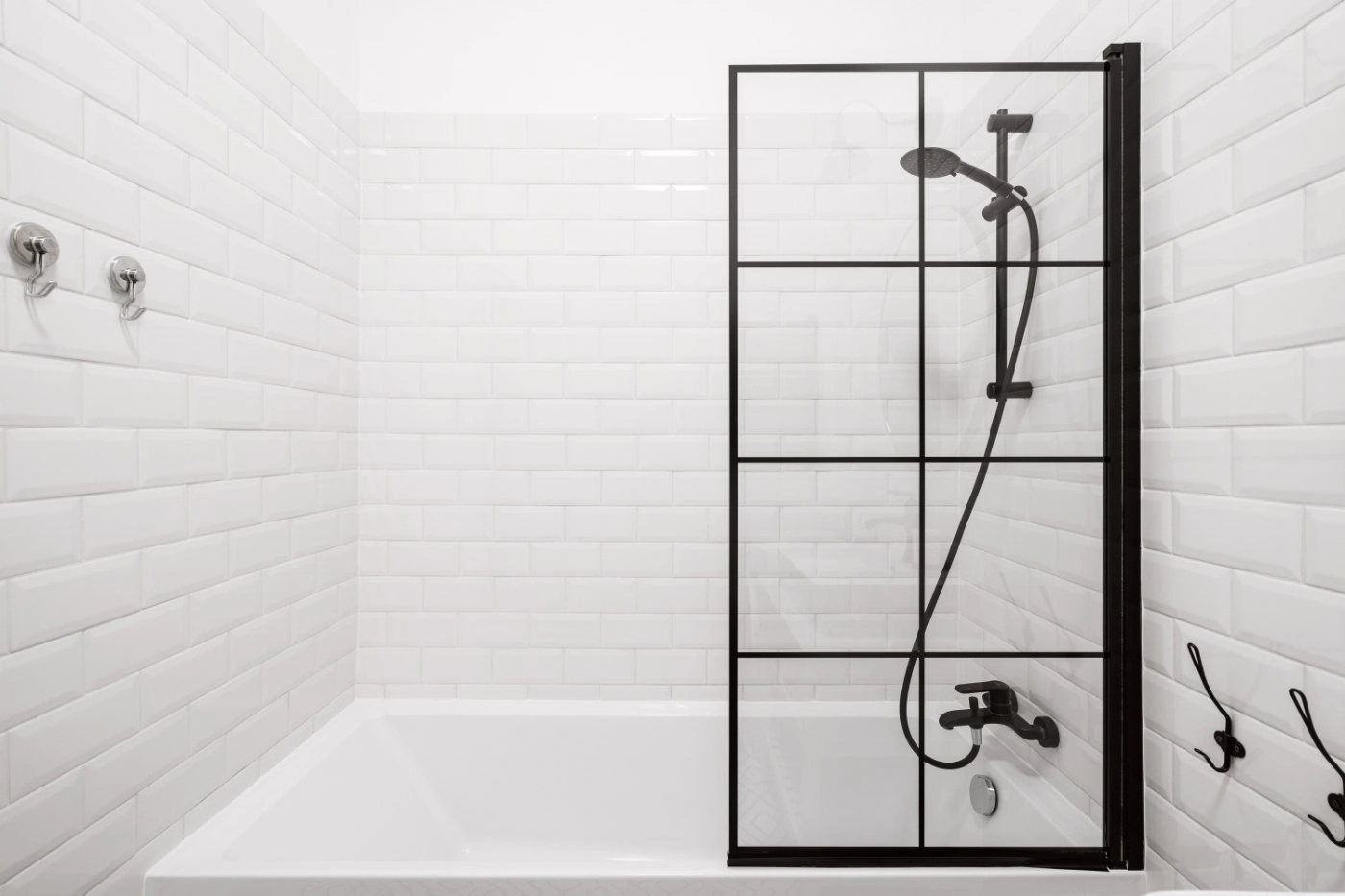 Schwarzes Badezimmer – Moderne Beispiele und Ideen 20 Schwarze Duschwand in der Dusche