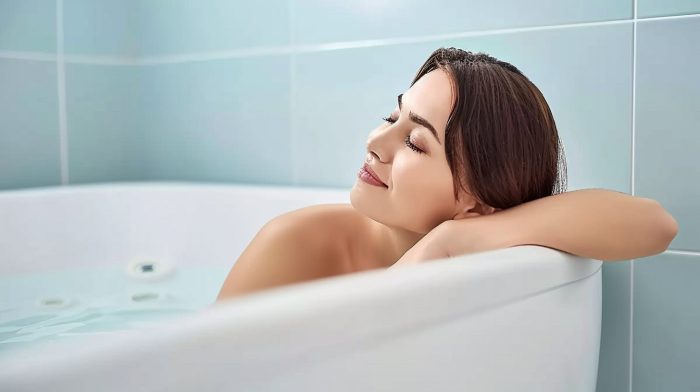 Zufriedene Kundin nach Badsanierung durch Badsanieren24